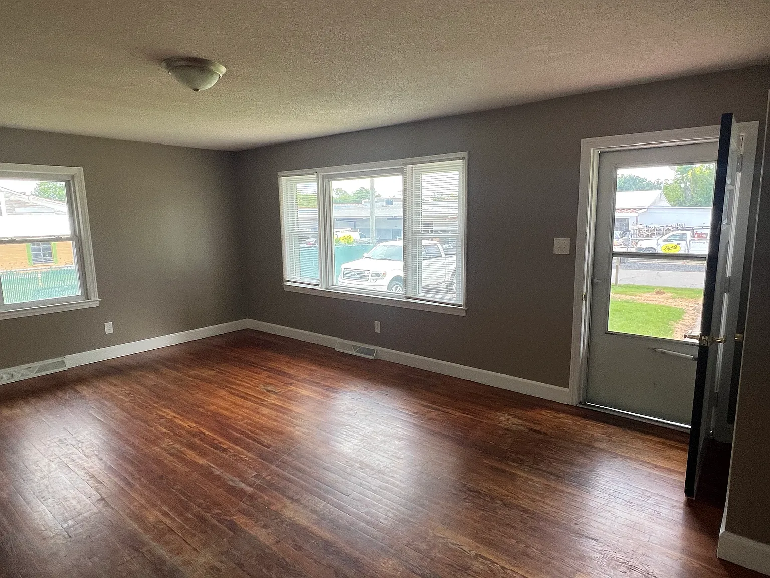 3 bed, 1300 sqft, $1,500 — Photo 3