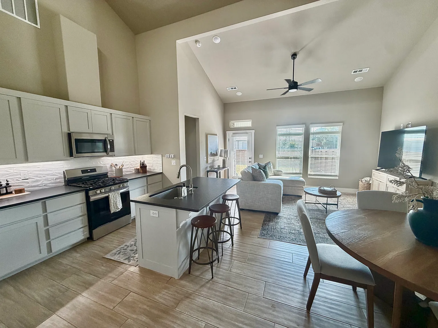 3 bed, 2.5 bath, 1420 sqft, $1,650 — Photo 4
