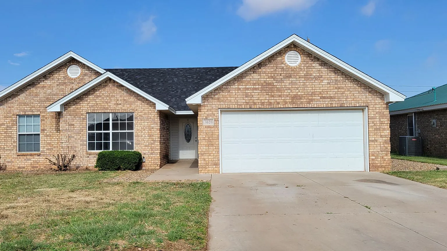 Large Home On Quiet Street — Photo 2