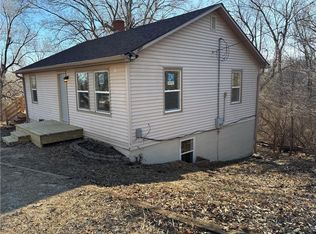 906 Riverview Dr, Saint Joseph, MO 64503