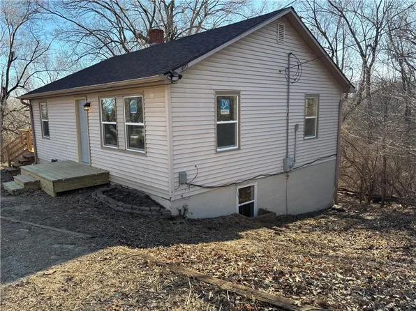 906 Riverview Dr, Saint Joseph, MO 64503