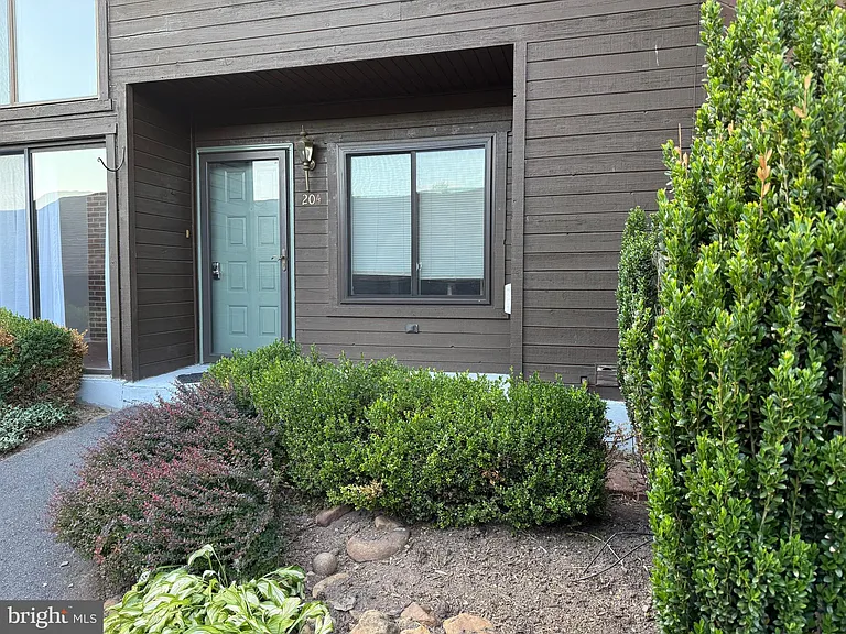 204 Village Rd — Photo 1