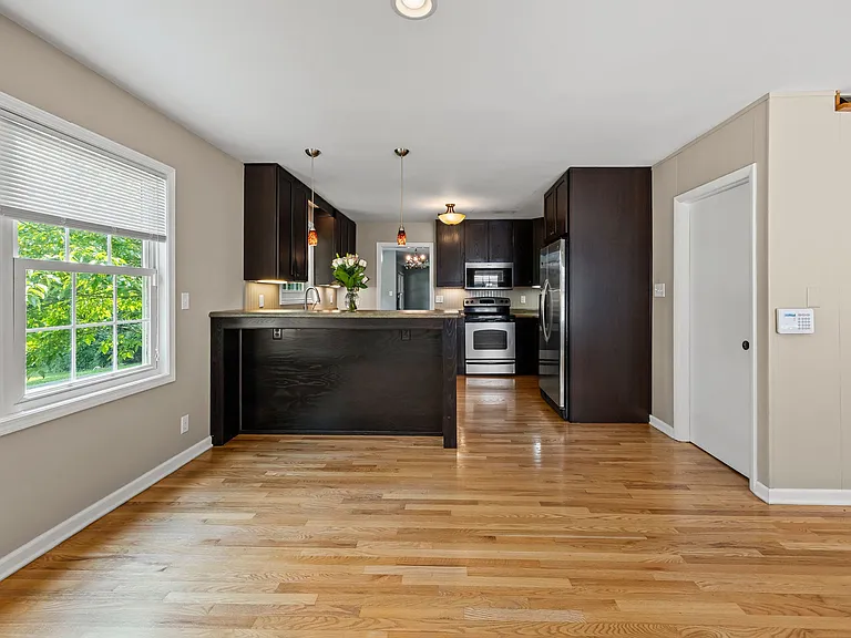 2260 N River Rd — Photo 14