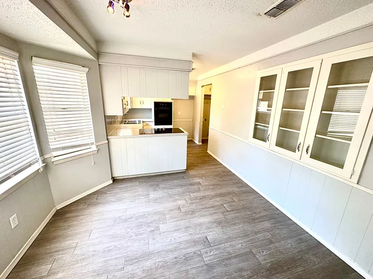 1114 Johnson St — Photo 3