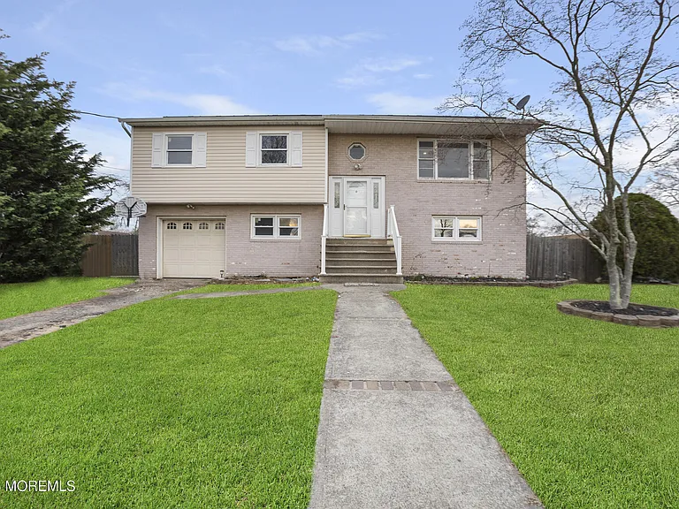 546 George Rd — Photo 1