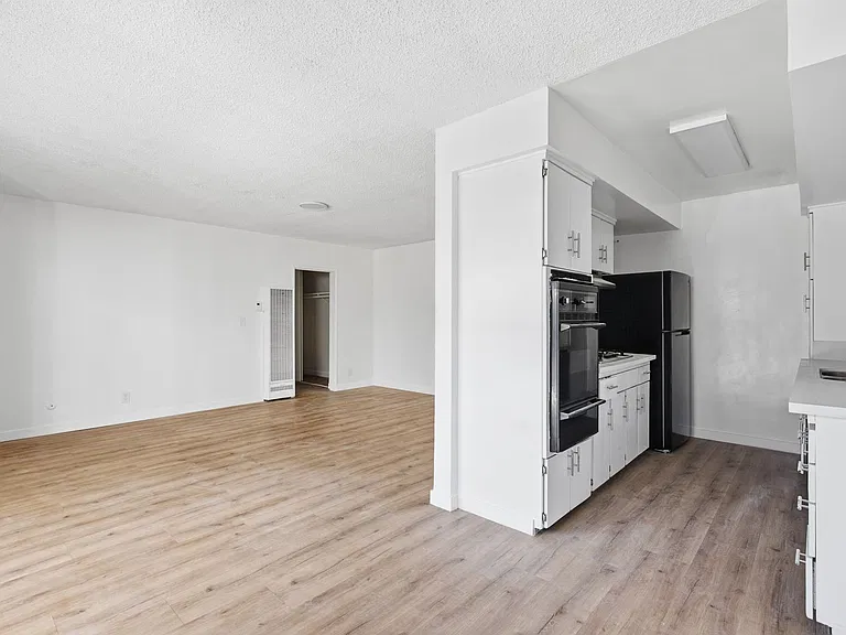 934 Larch St — Photo 3