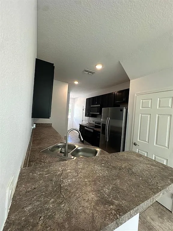 4 bed, 2.5 bath, 1620 sqft, $2,100 — Photo 2