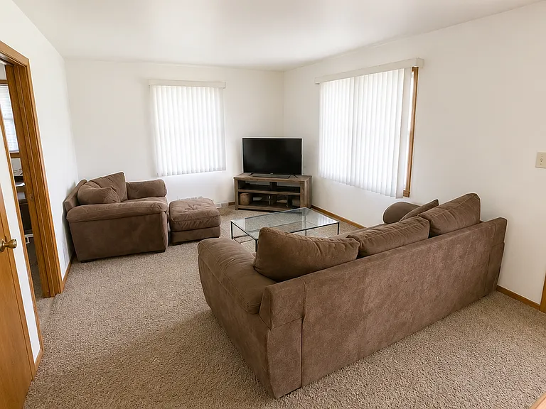 2118 Melrose Dr — Photo 2