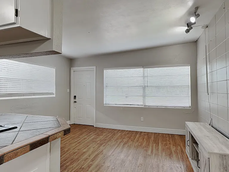313 S Lawsona Blvd — Photo 6