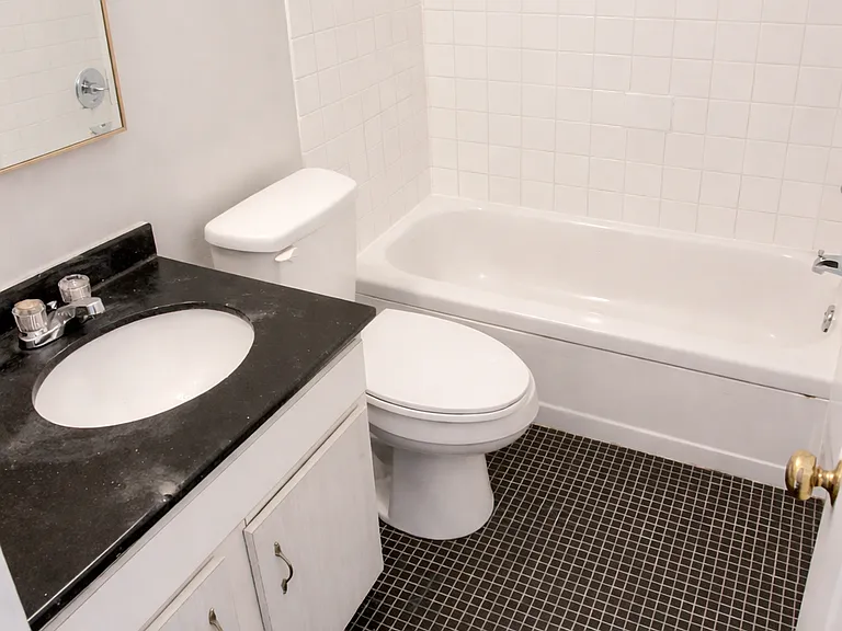 2804 E Carriage Dr #B — Photo 4