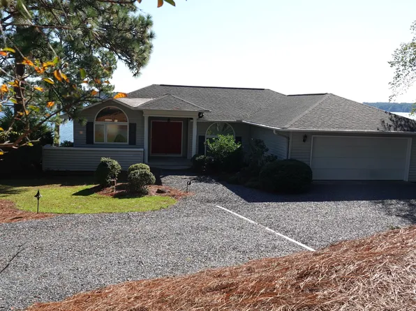 102 Barnes Point, West End, NC 27376