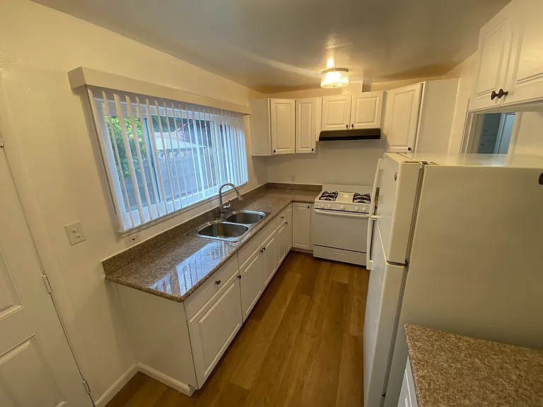 21411 Locust St — Photo 5