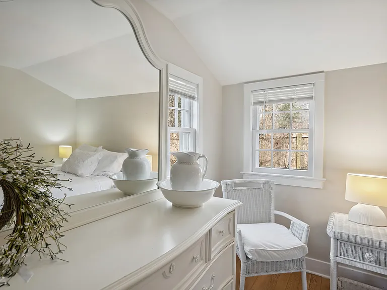 31 Wainscott Stone Rd — Photo 15