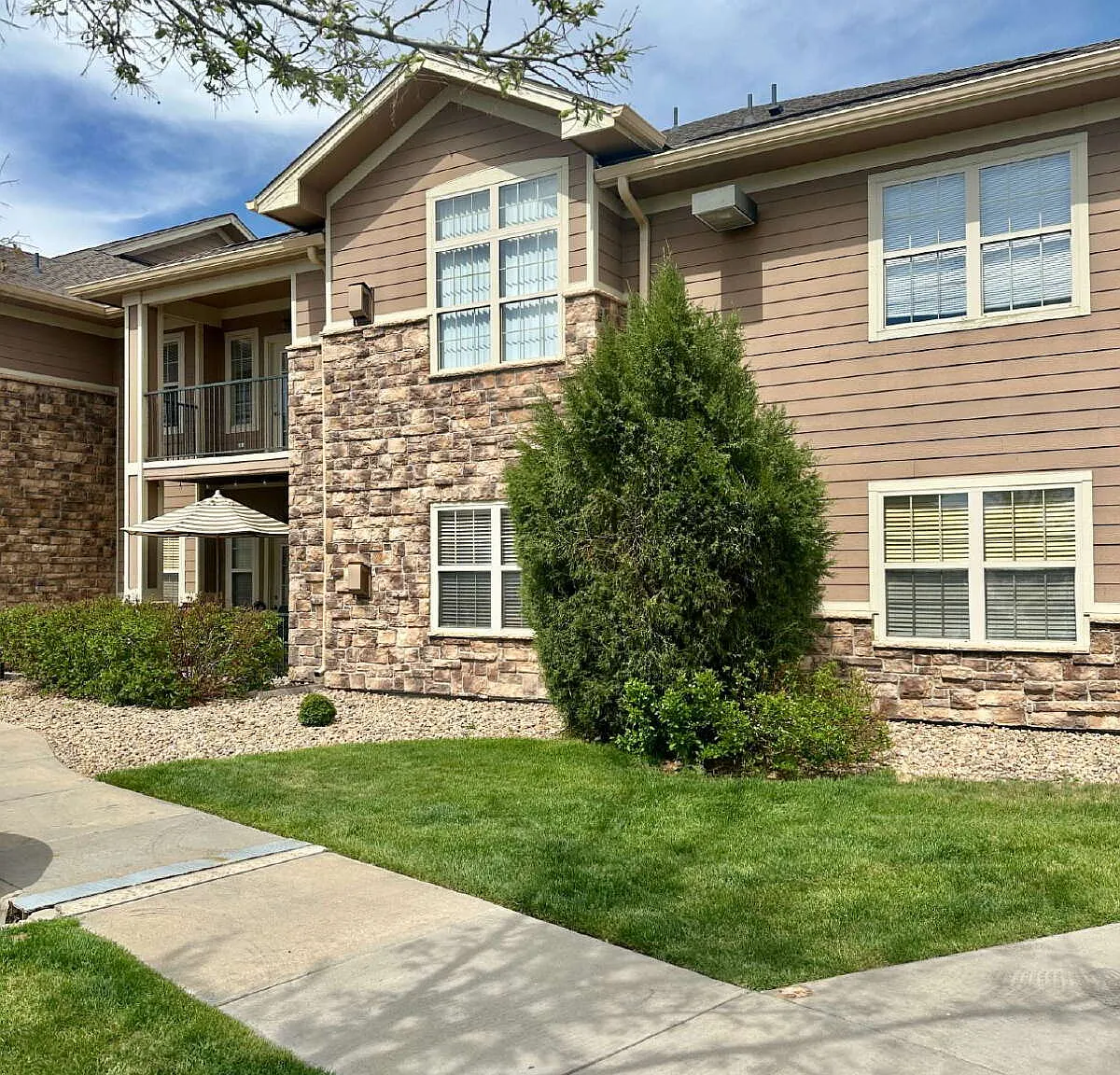 3 bed, 2.0 bath, 1286 sqft, $2,300 — Photo 1