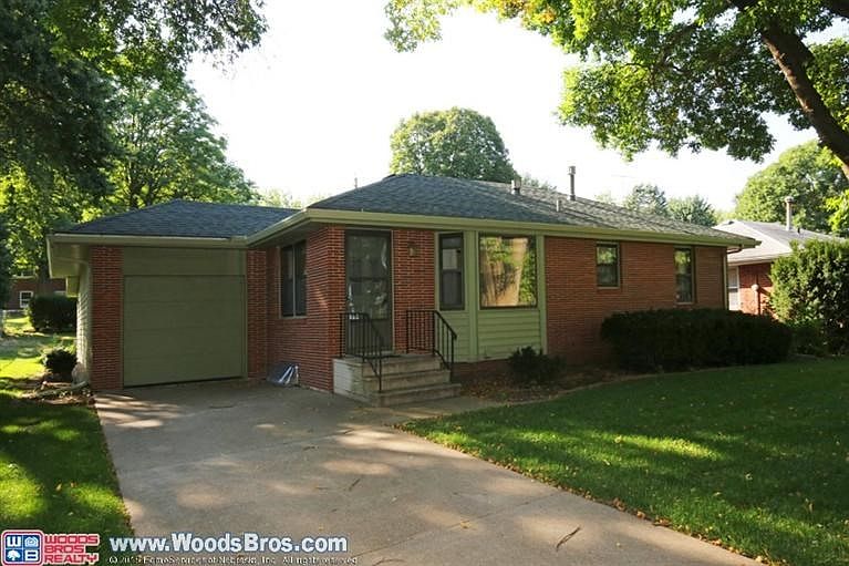 1st image of 916 E Avon Ln