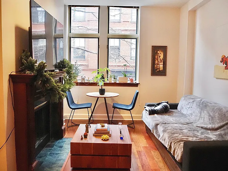 2 Clarendon St — Photo 3