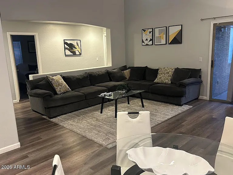 10826 W Wilshire Dr — Photo 2