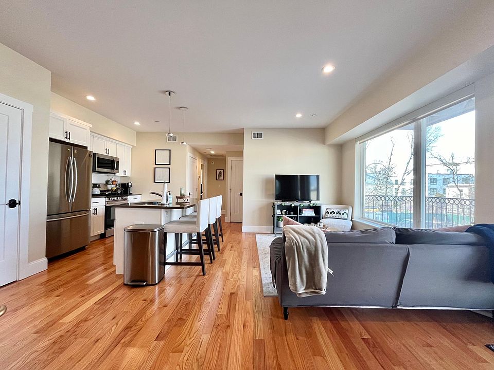 1st image of 9 Glencoe St #302
