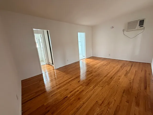 164 N Clark Dr — Photo 3