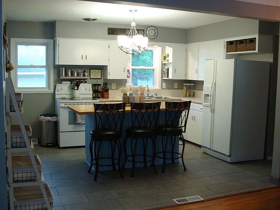 4th image of 915 6th Ave N