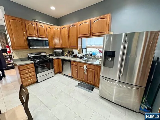 2 bed, 1.0 bath, $2,500 — Photo 4