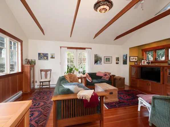 1248 Miller Rd, Bowen Island, BC V0N 1G1