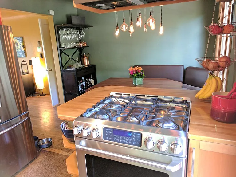 Kitchen: 6-burner gas range