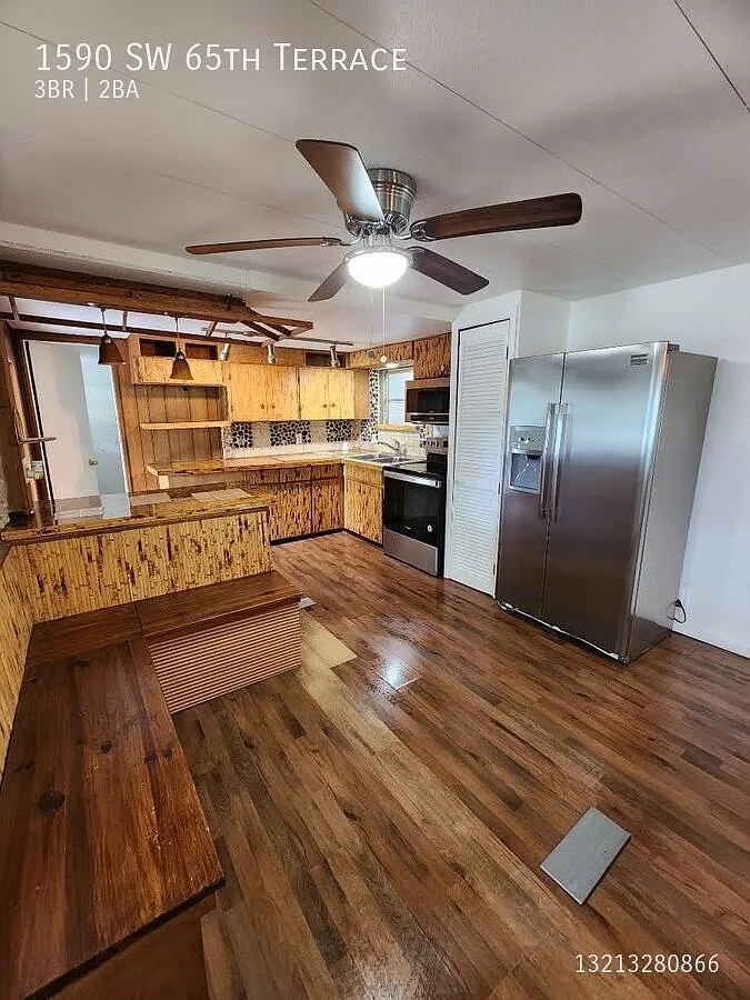 Spacious 3/2 Mobile Home in Sandalfoot Cove — Photo 3