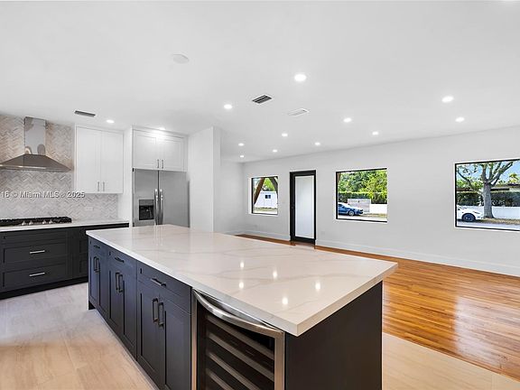 2nd image of 1121 Swan Ave