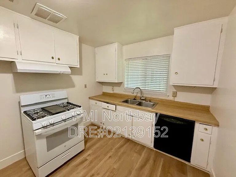 1019 Wallace St — Photo 6