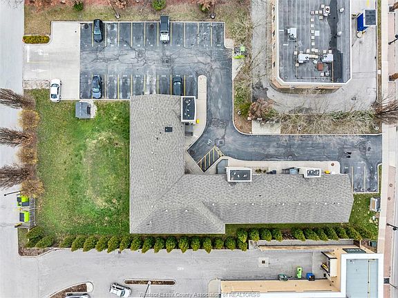 3rd image of 5830 Malden Rd #107