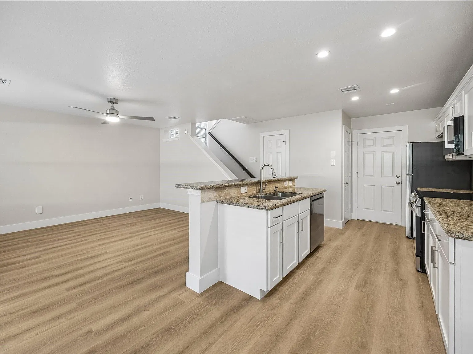 2 bed, 2.5 bath, 1249 sqft, $2,200 — Photo 3