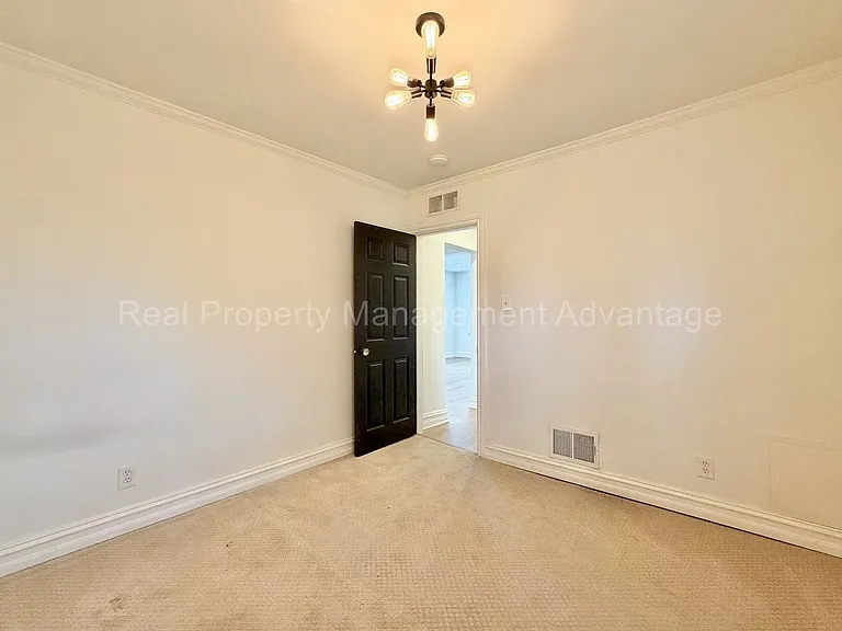 1330 E Chesterfield St — Photo 15