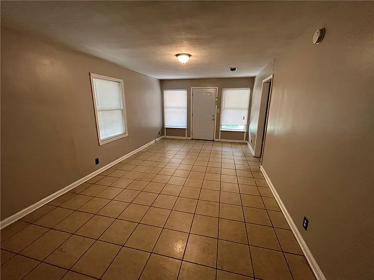 2408 N McVay Dr — Photo 4