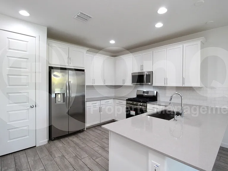 8923 W Solano Dr — Photo 3
