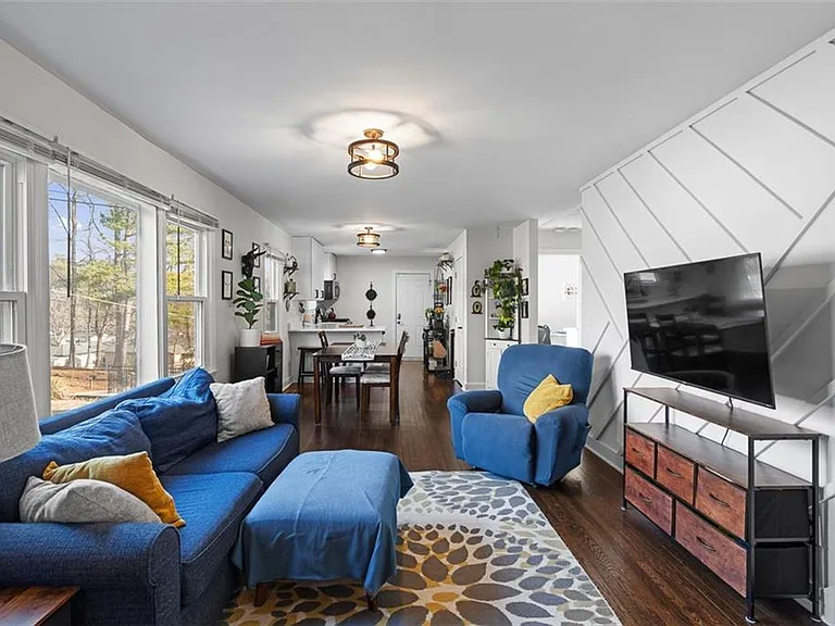 3418 Louise St — Photo 4