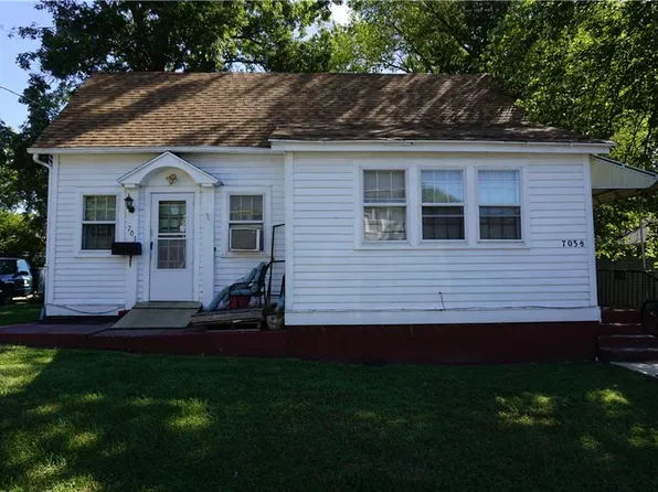 703 10th St, Charleston, IL 61920