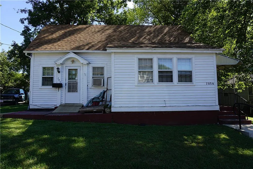 703 10th St photo 1