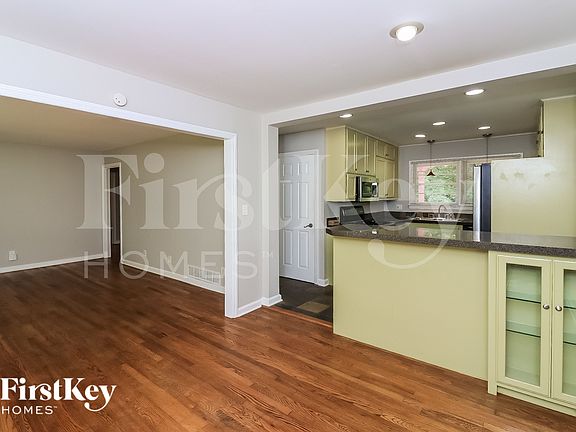 4th image of 102 Larose Cir SE
