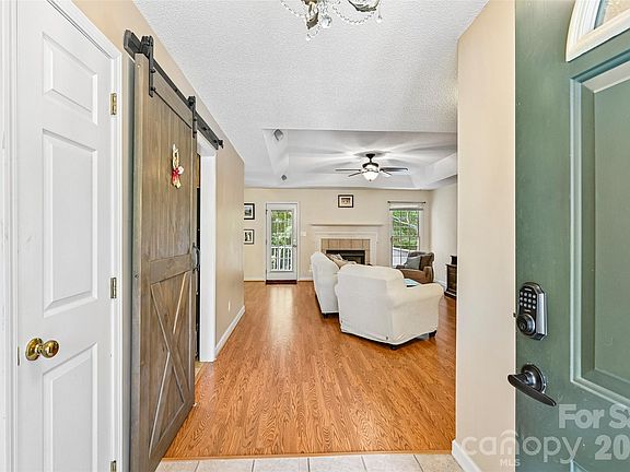 3rd image of 2167 Lookout Rdg