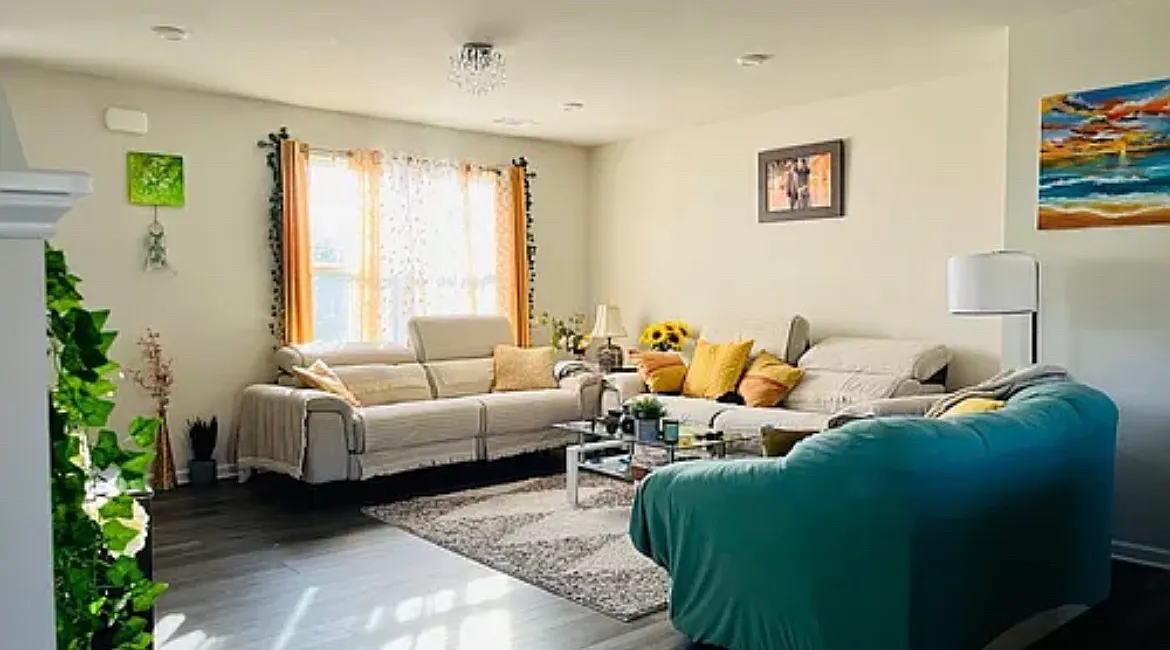 5 bed, 2.5 bath, 1960 sqft, $3,099 — Photo 1