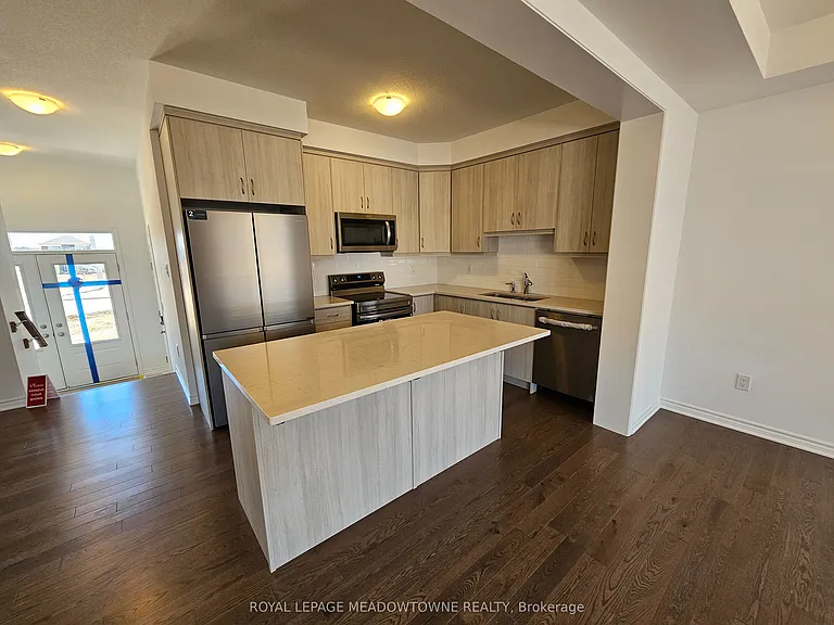 879 Amand Dr — Photo 9