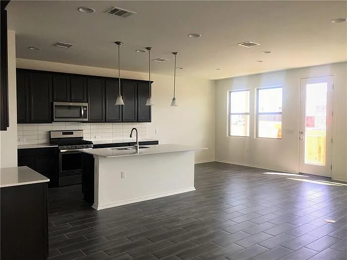 3 bed, 2.5 bath, 1895 sqft, $2,045 — Photo 2