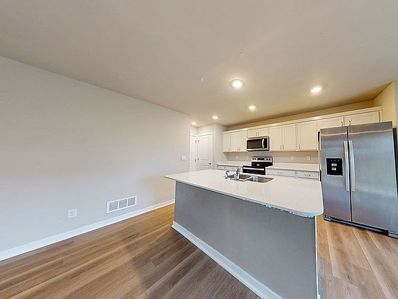 3rd image of 827 Oak Dr