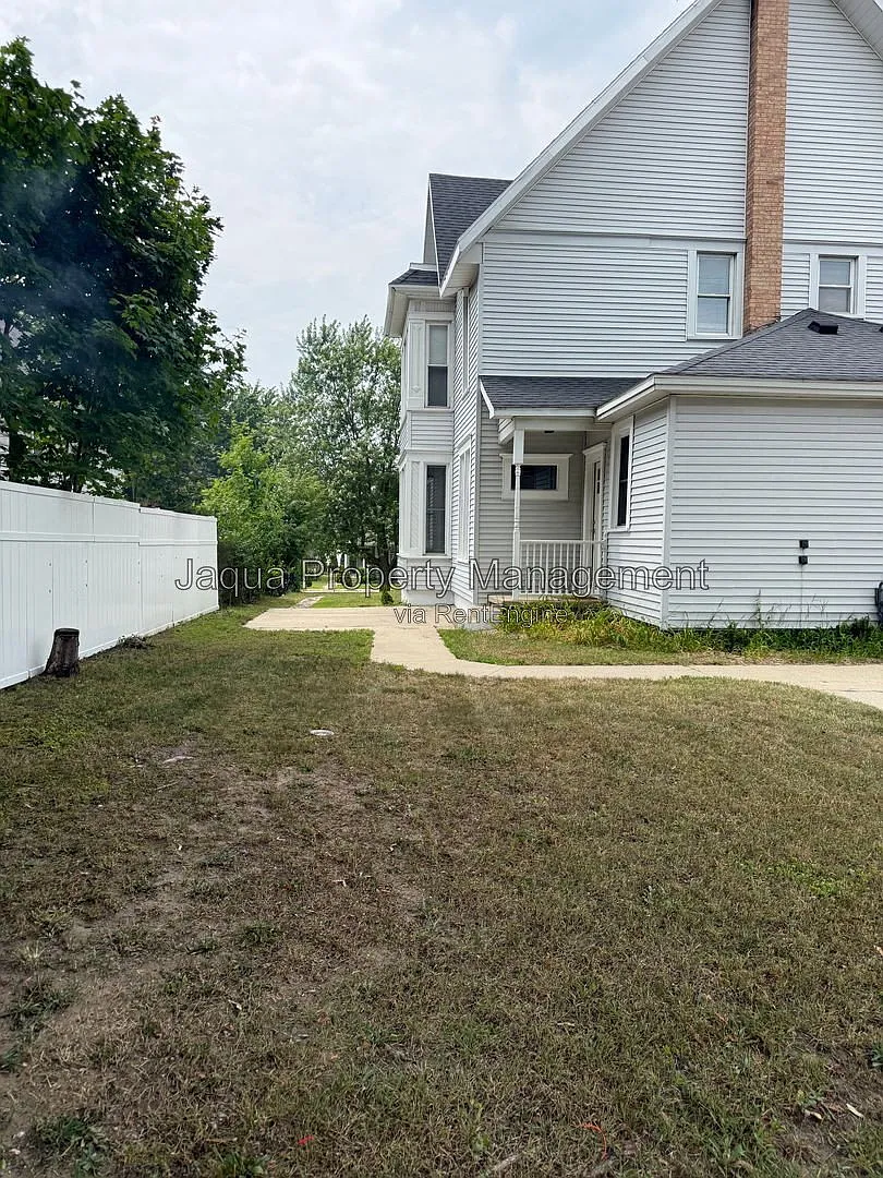 3 bed, 1.5 bath, 1500 sqft, $1,695 — Photo 2