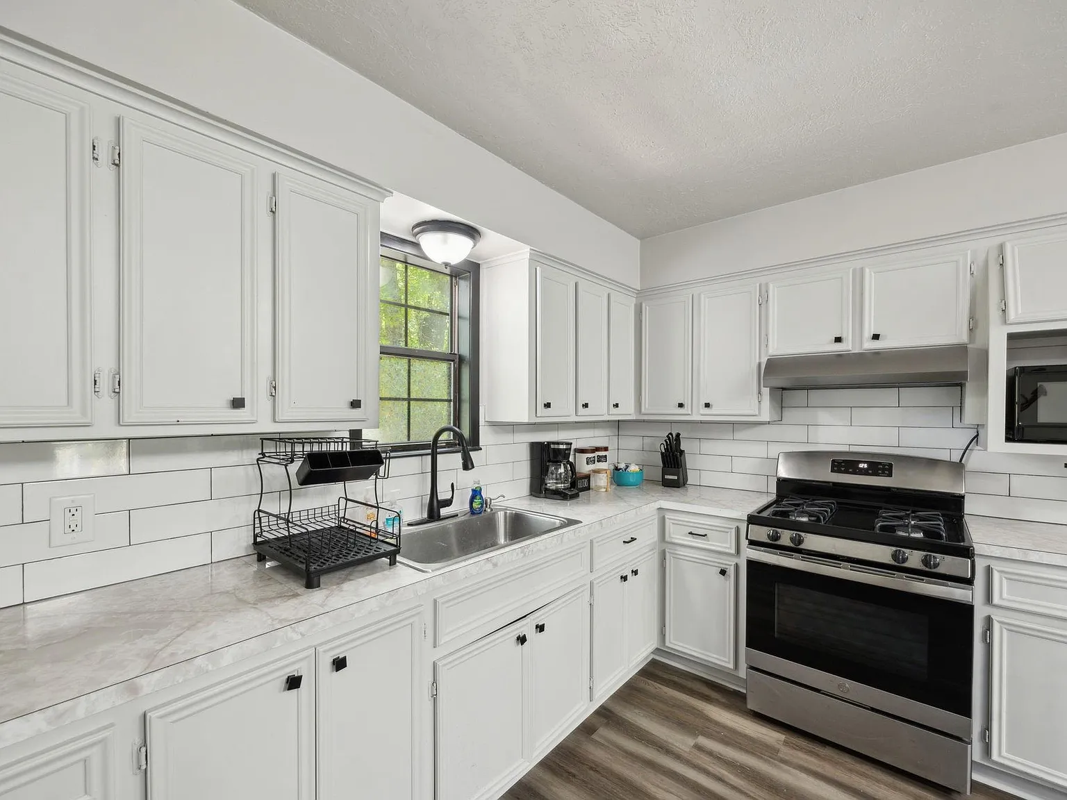4 bed, 2.0 bath, 1872 sqft, $2,200 — Photo 2