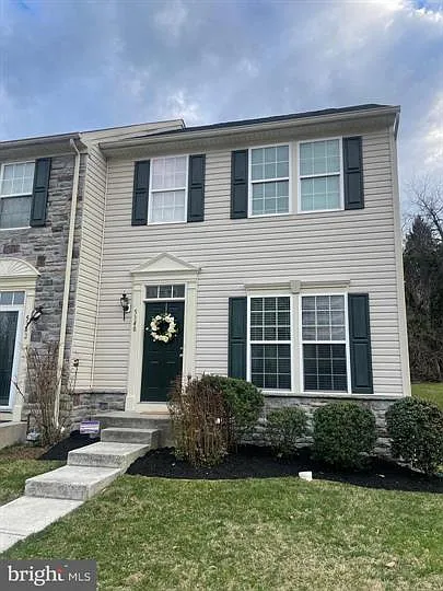 3 bed, 2.5 bath, 2326 sqft, $2,800 — Photo 2