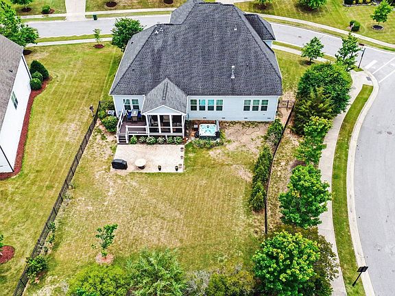 3rd image of 405 Whispering Hills Ct