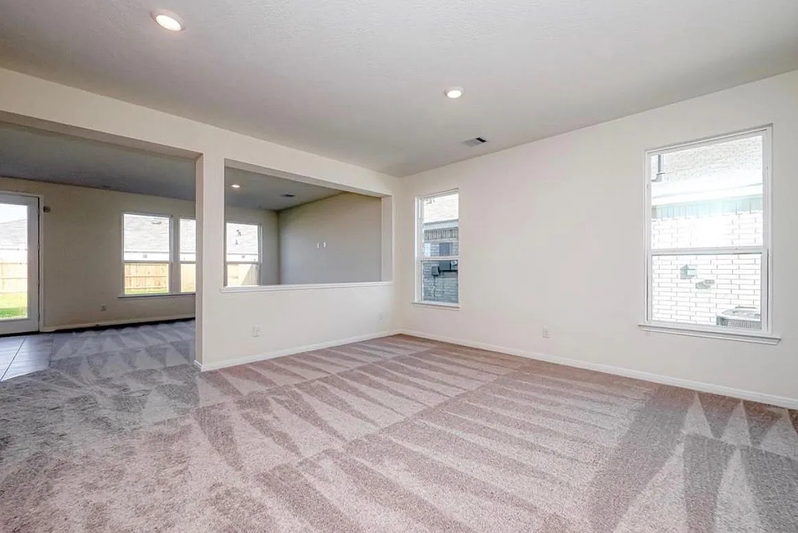 3 bed, 2.5 bath, 2300 sqft, $2,500 — Photo 3
