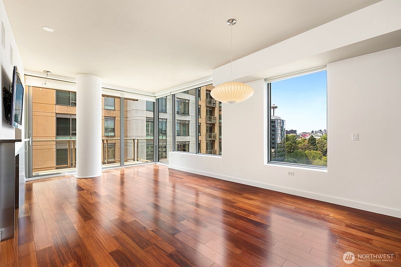 4th image of 910 Lenora Street #S909